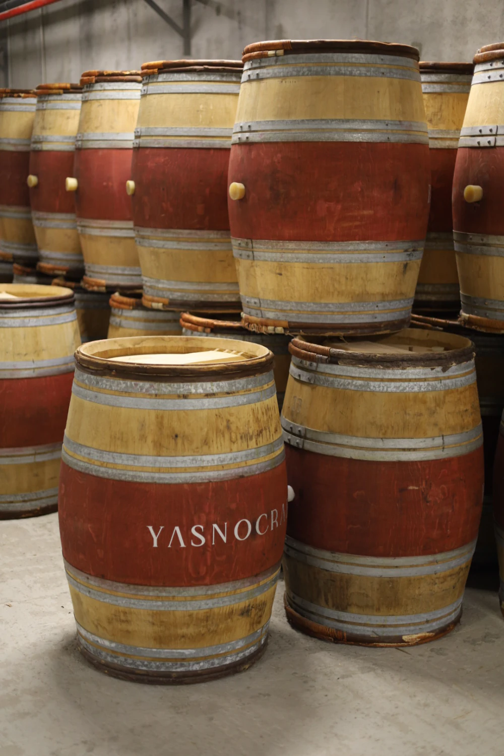 Бочки з червоним тонуванням у складі, на передній бочці напис YASNOCRAFT
